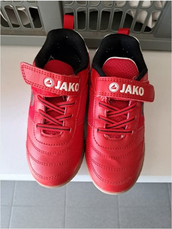 zaal voetbalschoen maat 29 jako rood, Ophalen, Zo goed als nieuw, Schoenen
