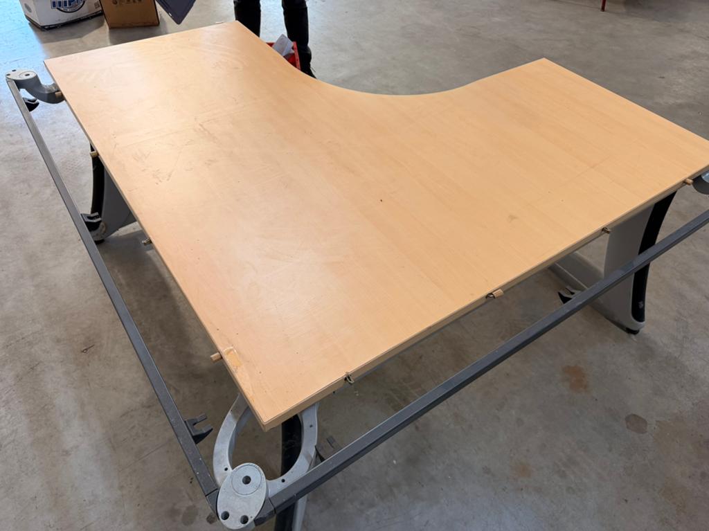 Gratis bureau / tafel / werkbank, Ophalen, Zo goed als nieuw