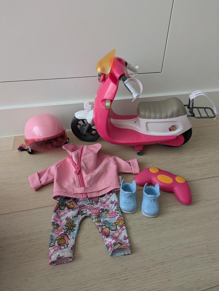 Baby Born Scooter met afstandsbediening, helm + outfit, Ophalen, Zo goed als nieuw, Overige typen
