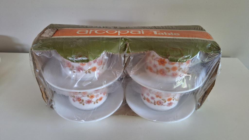 Set van 4 Arcopal France kopjes en schoteltjes, Ophalen of Verzenden, Nieuw, Rond, Glas