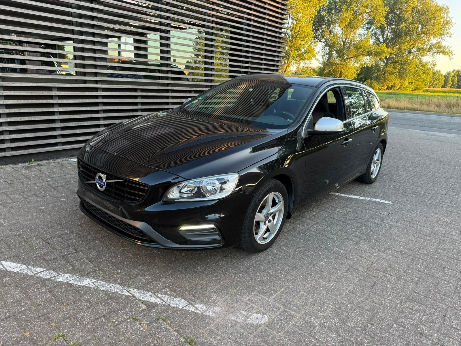 Volvo V60 150pk R-Design Automaat, Auto's, Volvo, Automaat, Euro 6, 5 deurs, Te koop