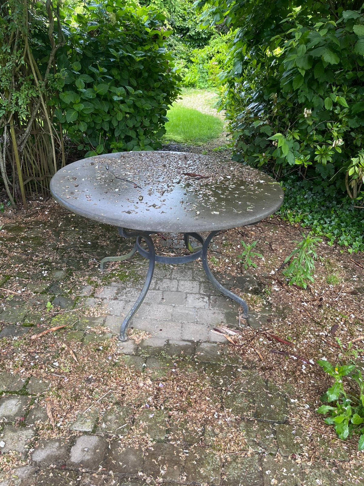 Ronde tafel in blauwsteen, Enlèvement, Utilisé