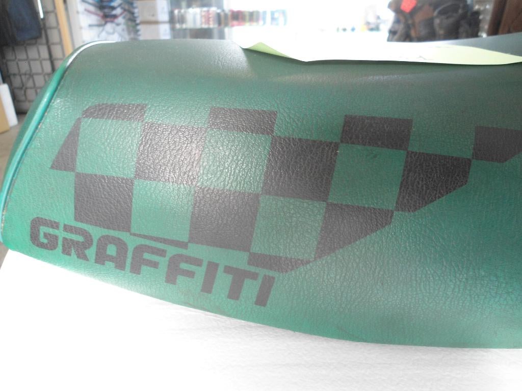 Honda wallaroo : selle Grafitti originale endommagée, Enlèvement, Utilisé, Selle, Honda wallaroo