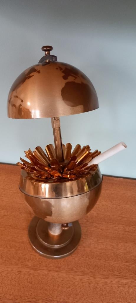 Ancienne petite mappemonde vintage porte cigarettes, Enlèvement ou Envoi