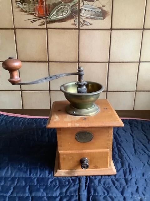 oude koffiemolen met koperen coupe merk Garanti j 1800-1900, Antiquités & Art, Enlèvement ou Envoi