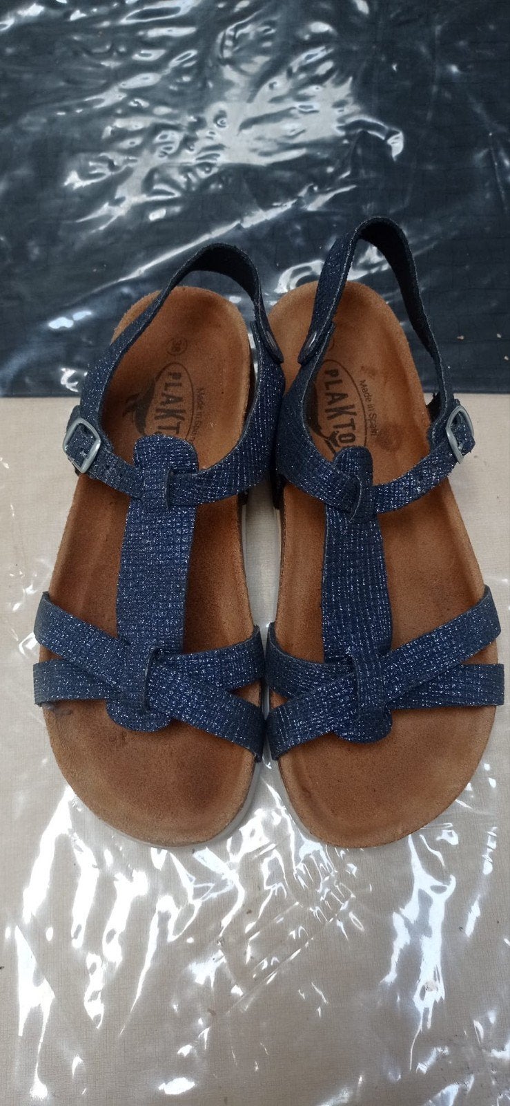 sandales, Enlèvement