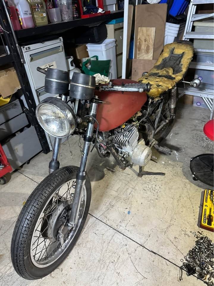 Kawasaki S2 350 1972, Motos