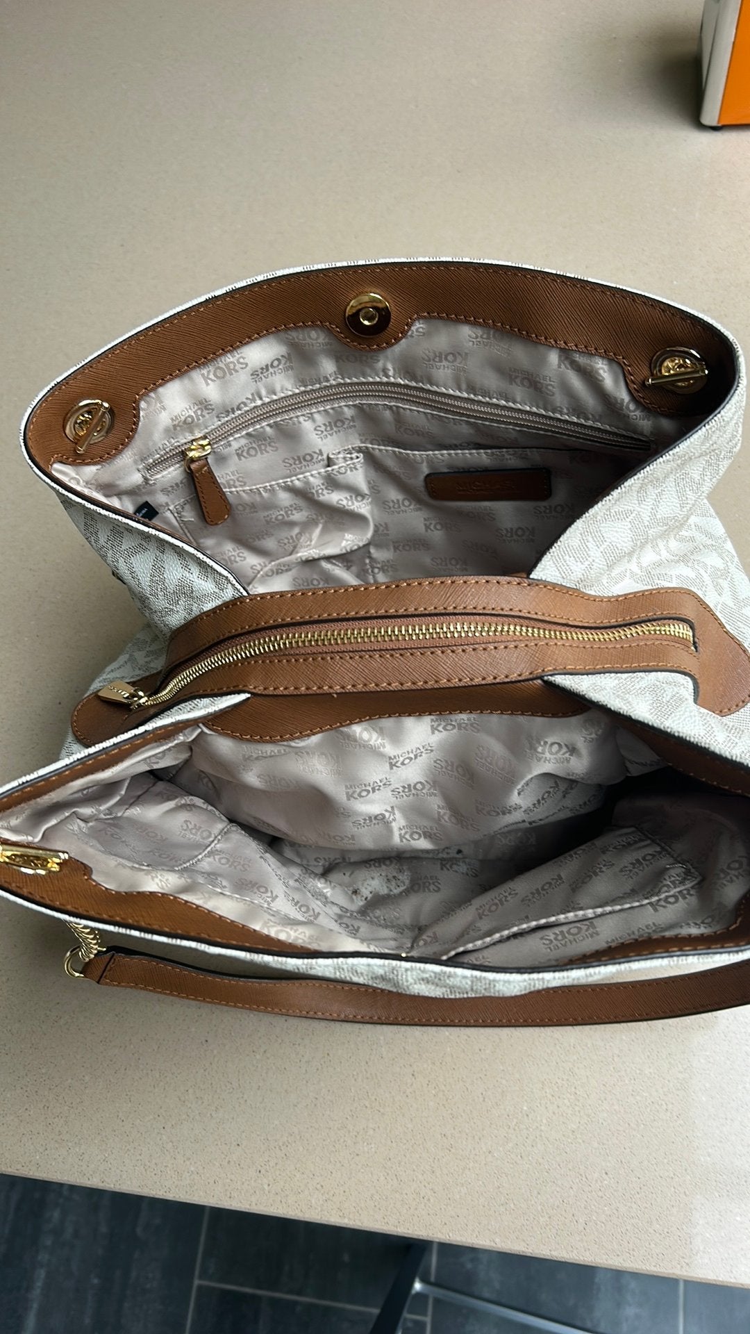 Set Michael Kors handtas en portemonnee, Handtassen en Accessoires, Tassen | Damestassen, Ophalen, Zo goed als nieuw, Handtas