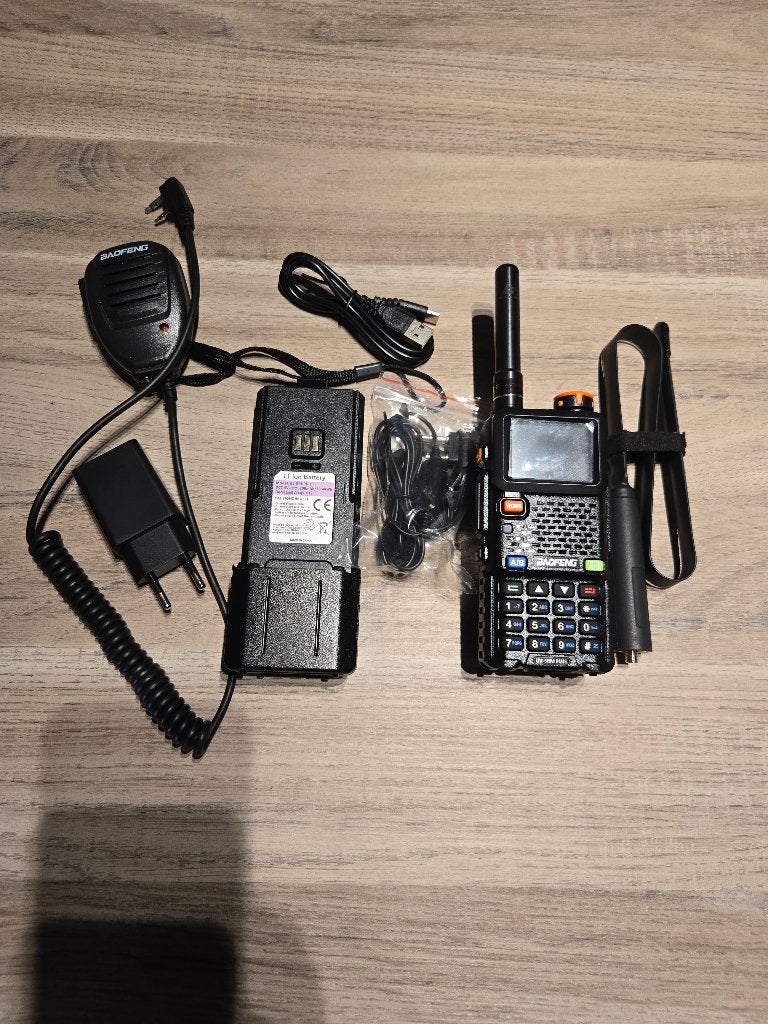 Baofeng uv-5rm plus, Telecommunicatie, Portofoons en Walkie-talkies, Nieuw, 15 km of meer, Ophalen of Verzenden, Portofoon of Walkie-talkie