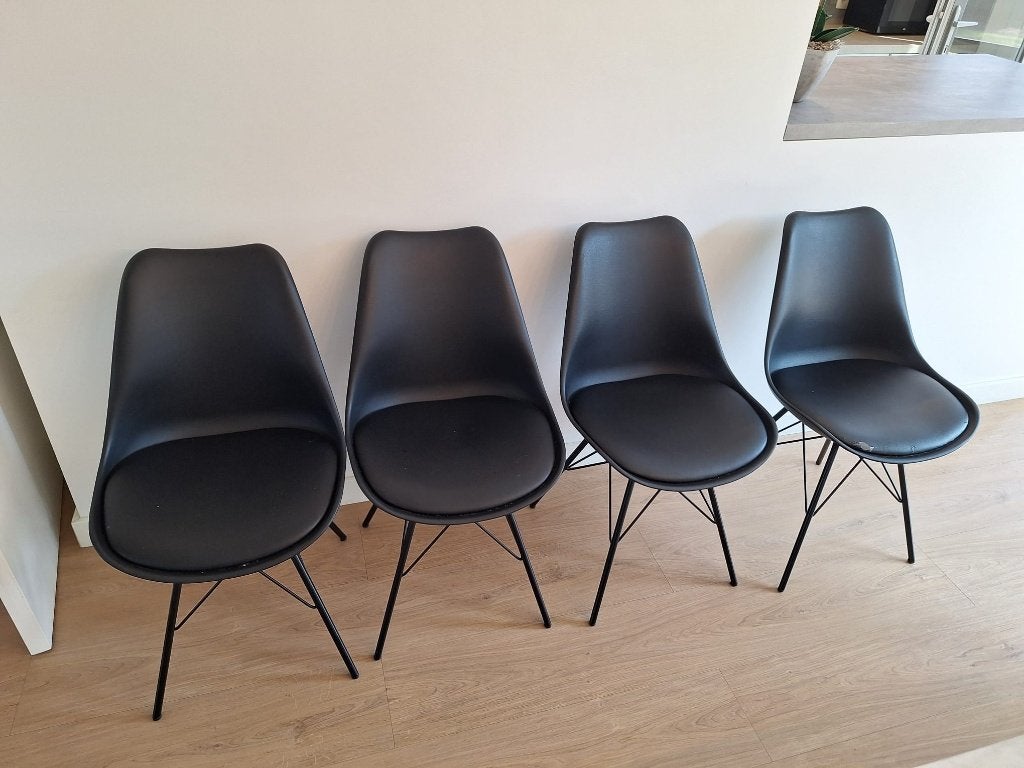 4 zwarte stoelen, Ophalen, Kunststof, Zwart, Zo goed als nieuw