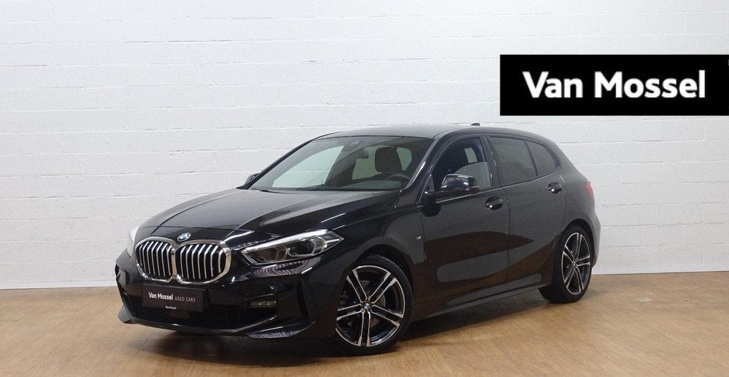BMW 1-serie 118iA, Auto's, BMW, https://public.car-pass.be/vhr/963d7d32-9aa6-4bf8-ac0c-a96814ef2da0, Gebruikt, Zwart, Automatische klimaatregeling