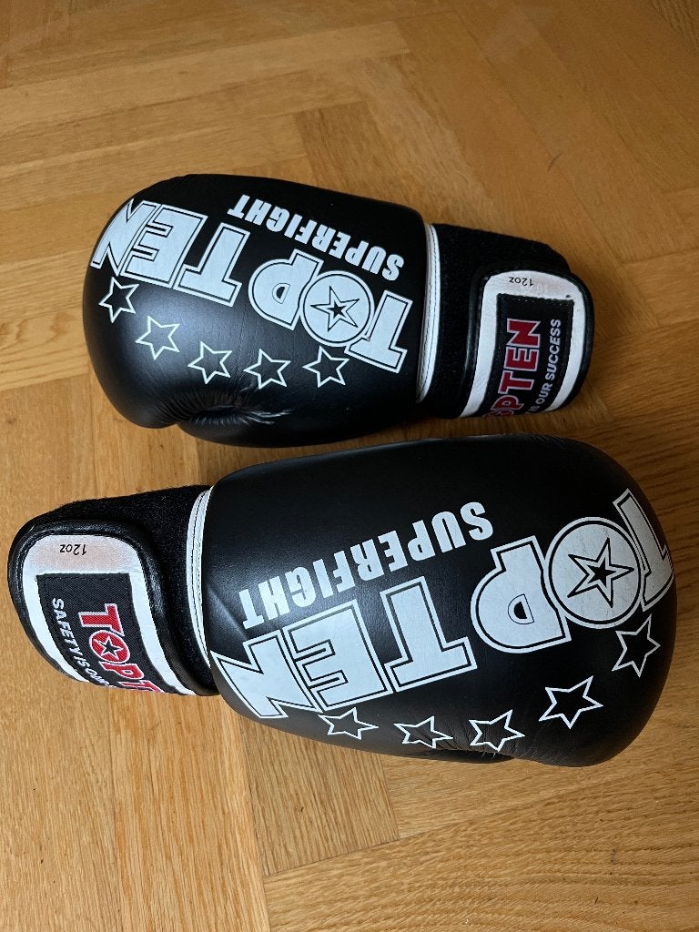 Gants, casque, chaussures et shorts Kickbox, Sports & Fitness, Enlèvement ou Envoi, Comme neuf, Protection pour arts martiaux