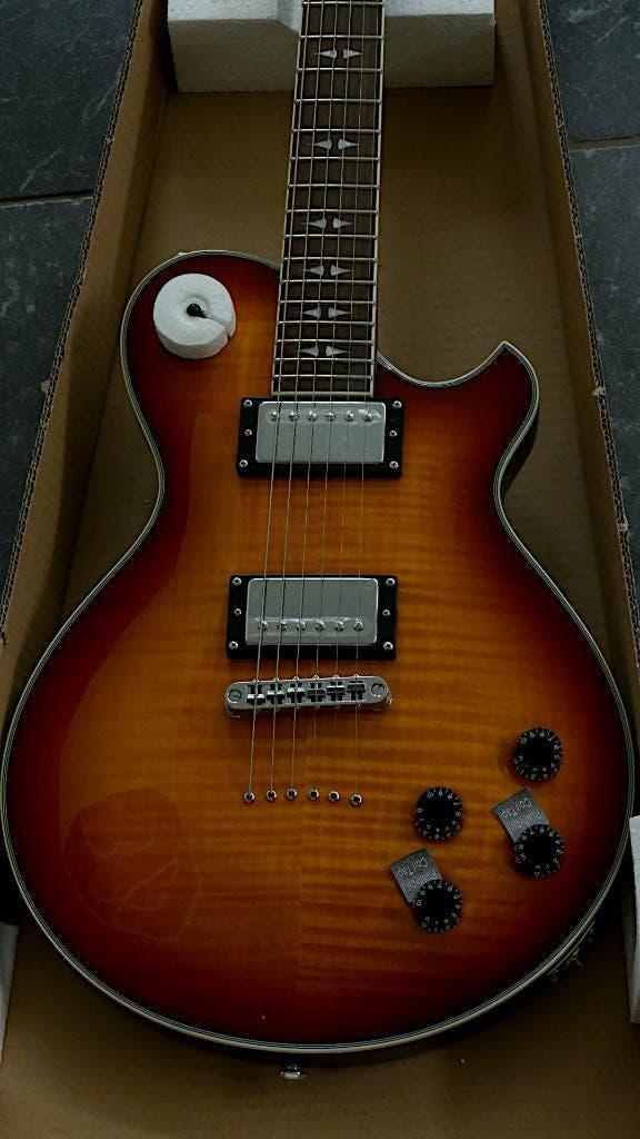 Michael Kelly - Décret Patriot Cherry Sunburst - 2014- MINT, Enlèvement ou Envoi, Comme neuf, Solid body, Autres marques