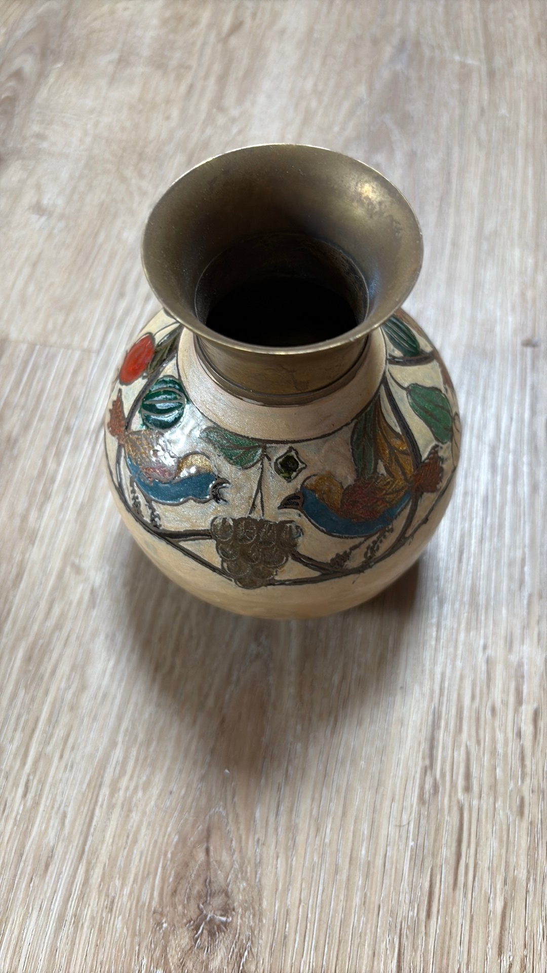 Vase vintage en laiton émaillé, oiseaux et fruits, Enlèvement ou Envoi