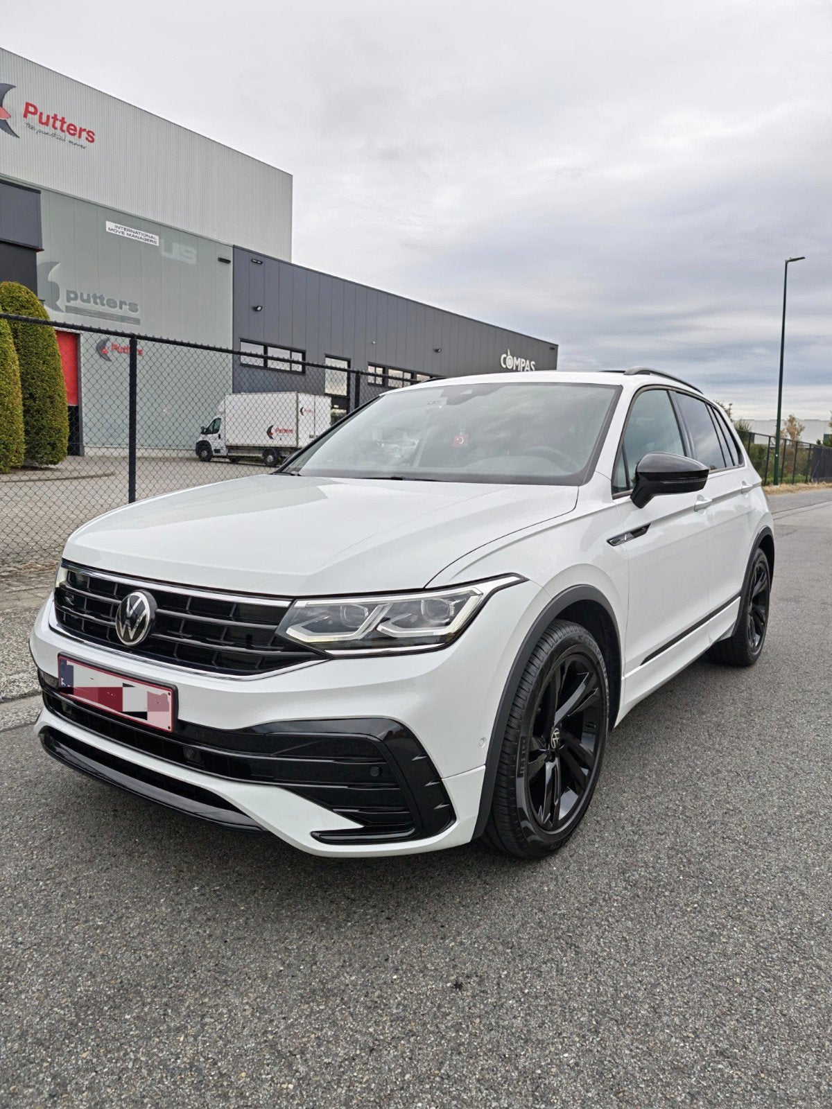 Volkswagen Tiguan r line 1.5 tsi 150ch full black edition, Autos, Cuir, 110 kW, Entretenue par le concessionnaire, Noir