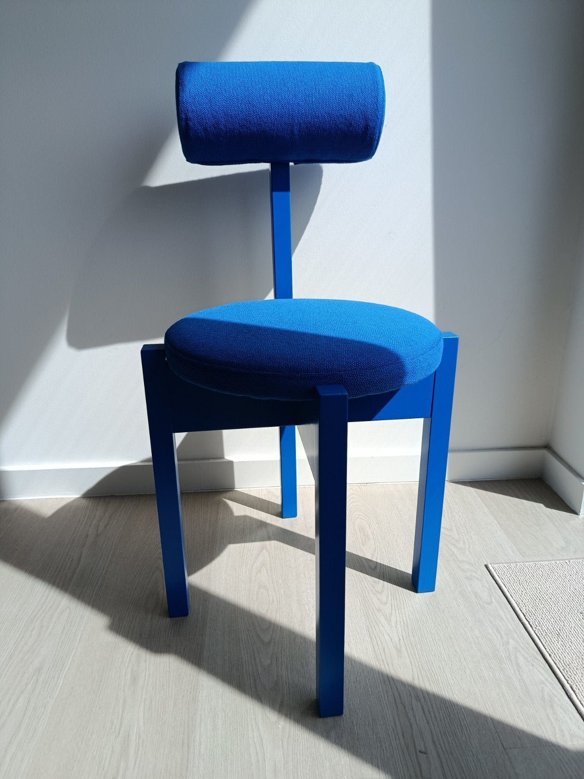 Eetkamerstoel in helderblauw, Huis en Inrichting, Ophalen
