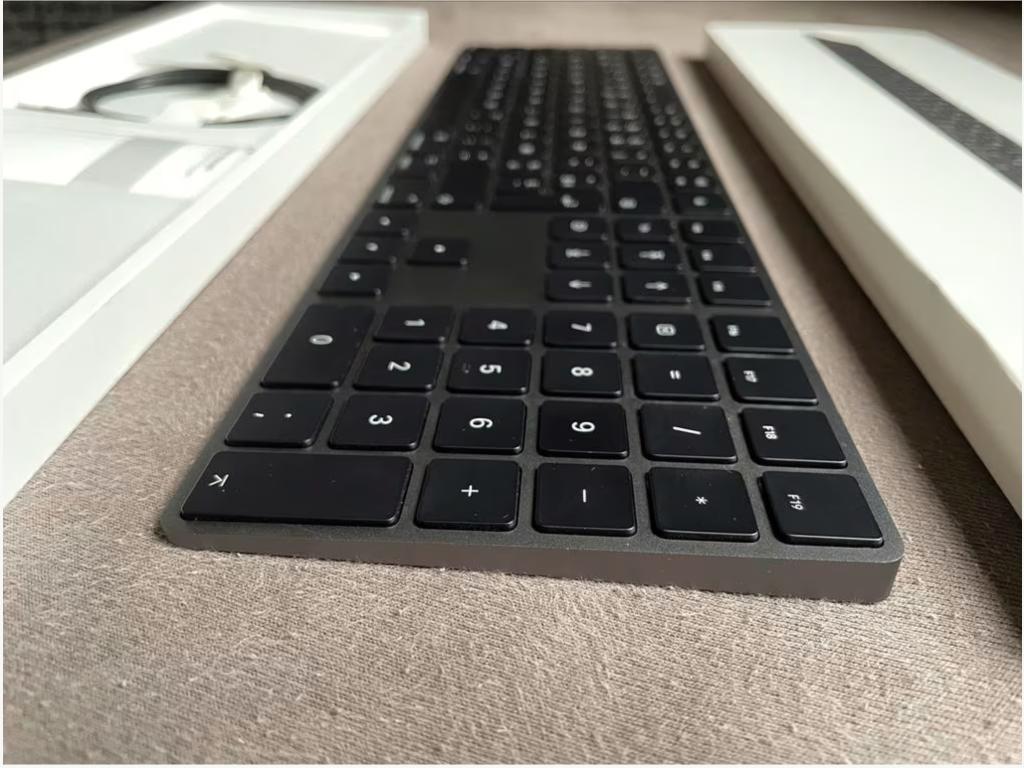 Apple keyboard AZERTY met numeriek, Computers en Software, Toetsenborden, Ophalen, Azerty, Zo goed als nieuw, Draadloos