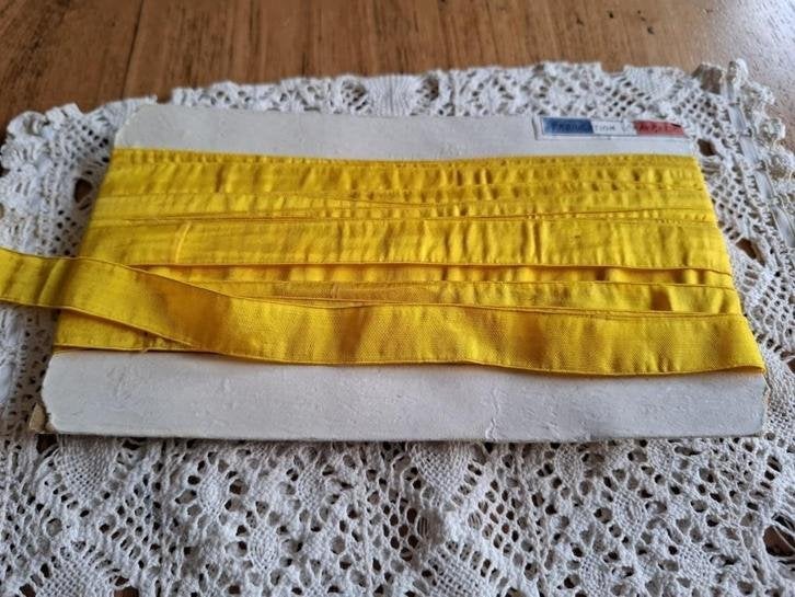 Karton met oud Frans geel lint, leuk ter decoratie, PASEN, Divers, Pâques, -, Utilisé, -, -