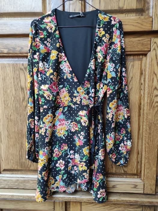 Nieuwe polyester jurk van Zara - maat M (label), Kleding | Dames, Jurken, Maat 38/40 (M), Nieuw, Ophalen of Verzenden, Onder de knie