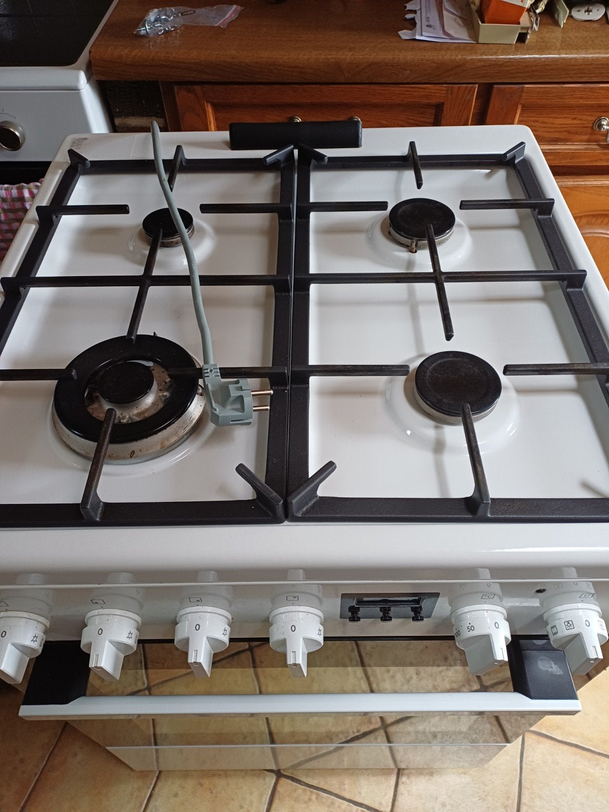 Cuisinière gaz + four électrique + accessoires + manuel et g, Ophalen, Tussenbouw, 4 kookzones, Zo goed als nieuw