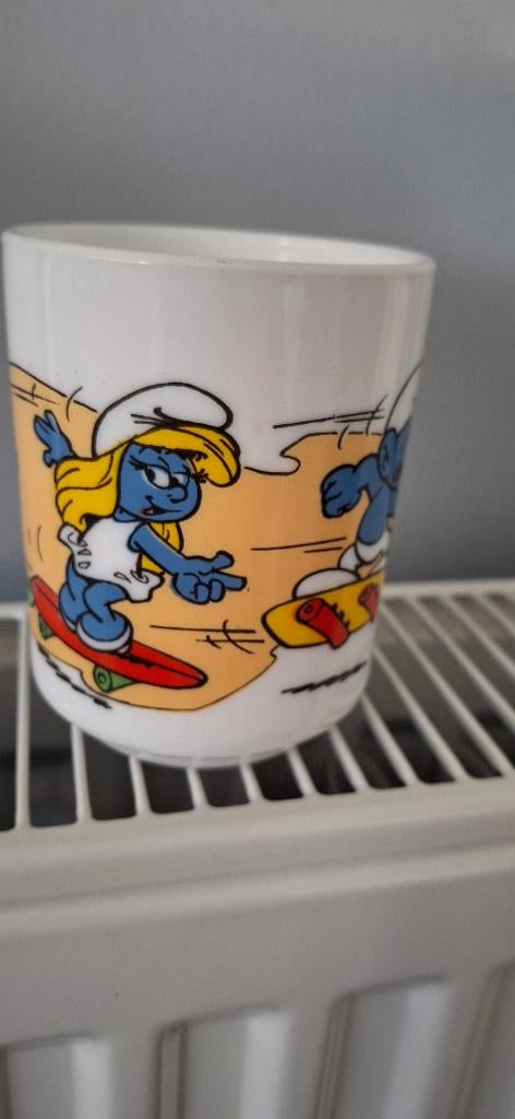 Mug vintage thème des Schtroumpfs : patinage - 1990 Dixan, Collections, Schtroumpfs, Enlèvement ou Envoi, Comme neuf, Schtroumpfette