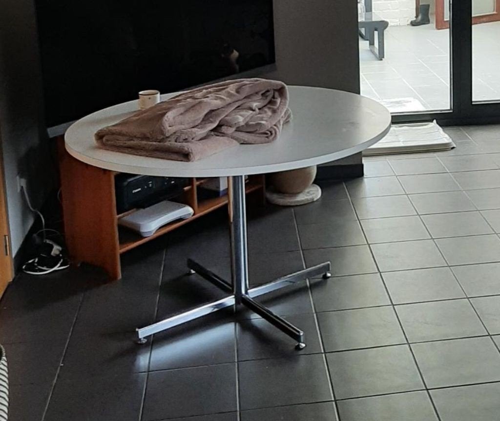 ronde witte tafel, Ophalen