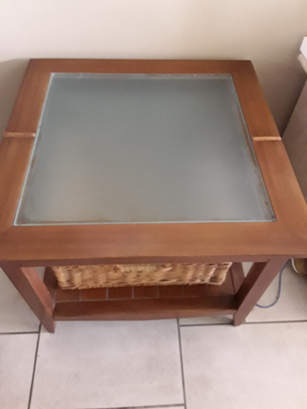 mooi meubelstuk bijzettafel met melkglas, rieten mand, 62 cm, Huis en Inrichting, Tafels | Bijzettafels, Ophalen