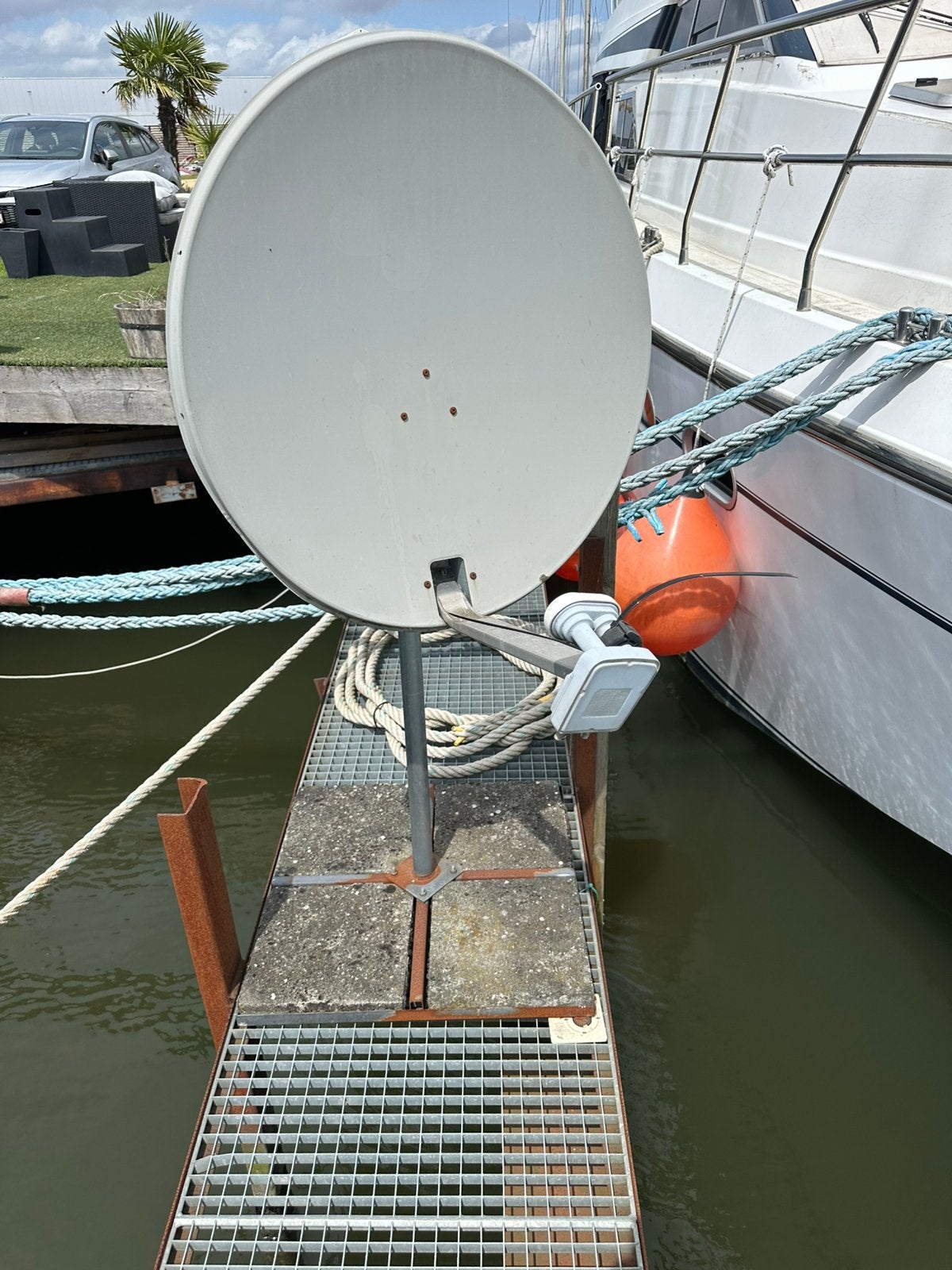 Schotelantenne met voet perfecte staat, TV, Hi-fi & Vidéo, Antennes paroboliques, Enlèvement, Comme neuf, Antenne (parabolique)