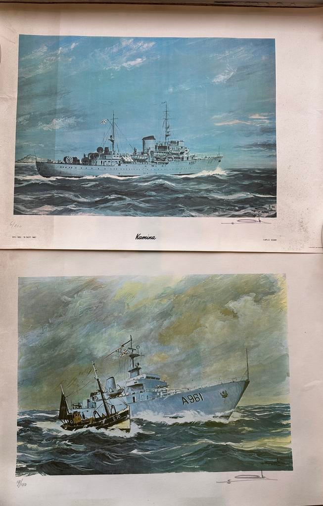 2 affiches Kamina A961 numérotées et signées Carlo Adam, Enlèvement ou Envoi, Utilisé, Bateau à moteur, Carte, Photo ou Gravure