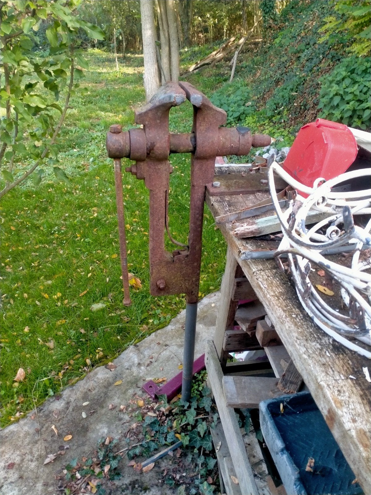 étau d'établi sur pied fonctionne, Ophalen