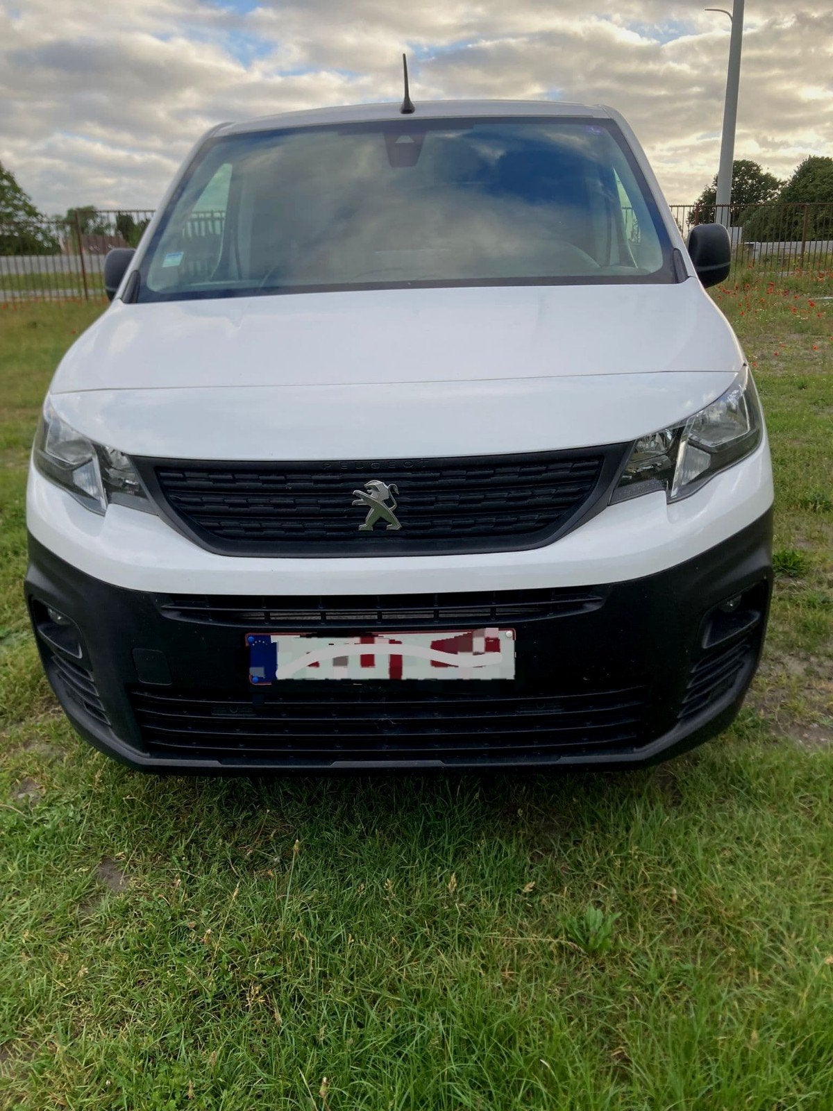 Peugeot partner nieuw model 1.6hdi, Autos, Camionnettes & Utilitaires, Entreprise, Boîte manuelle, Diesel, Phares directionnels