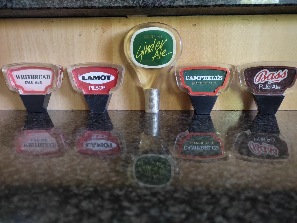 5 cavaliers pour pompes à bières/Vintage/à la pièce ou lot., Collections, Marques de bière, Enlèvement ou Envoi, Comme neuf, Panneau, Plaque ou Plaquette publicitaire