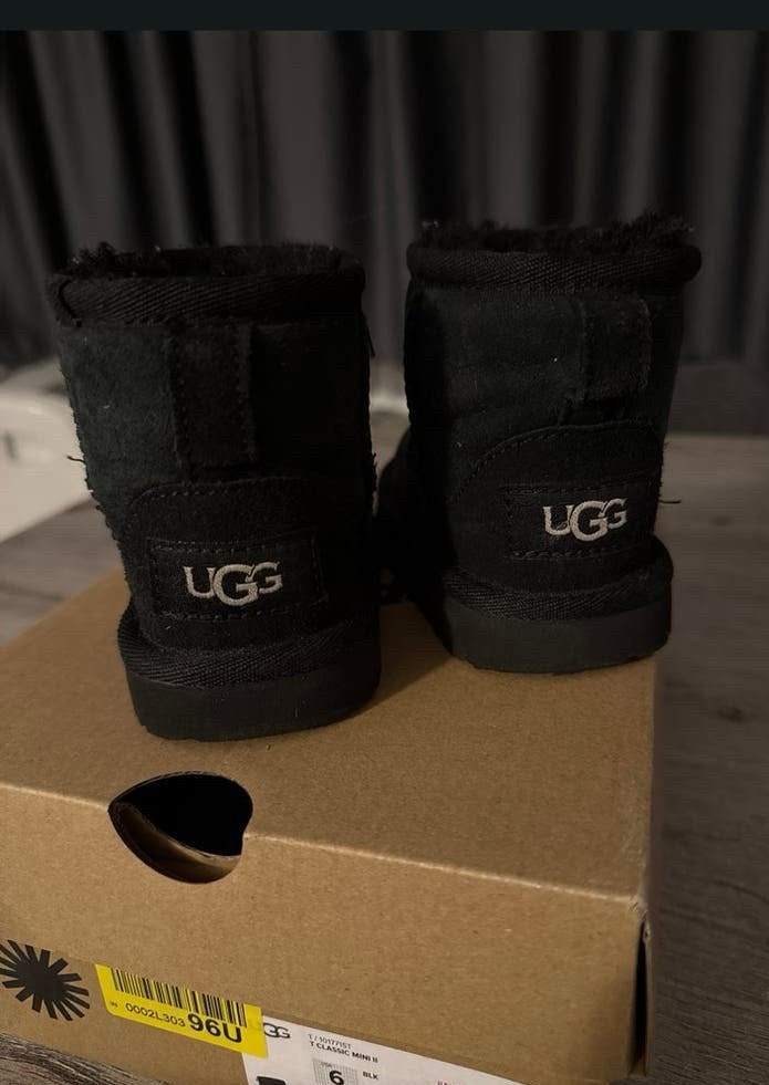 Ugg Classic Mini II - Kids, Kinderen en Baby's, Jongen of Meisje, Ophalen of Verzenden, Laarzen, Zo goed als nieuw