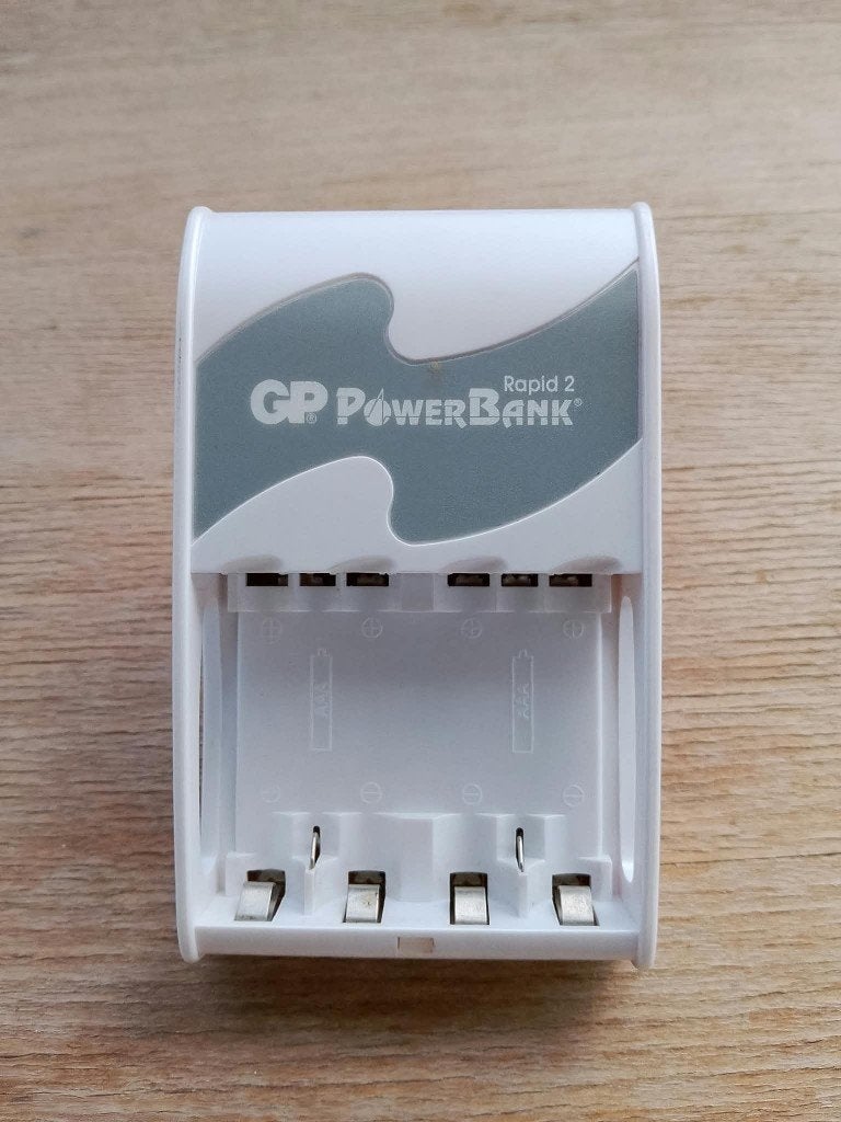 CHARGEUR DE PILES rechargeable AA et AAA, Enlèvement, Comme neuf