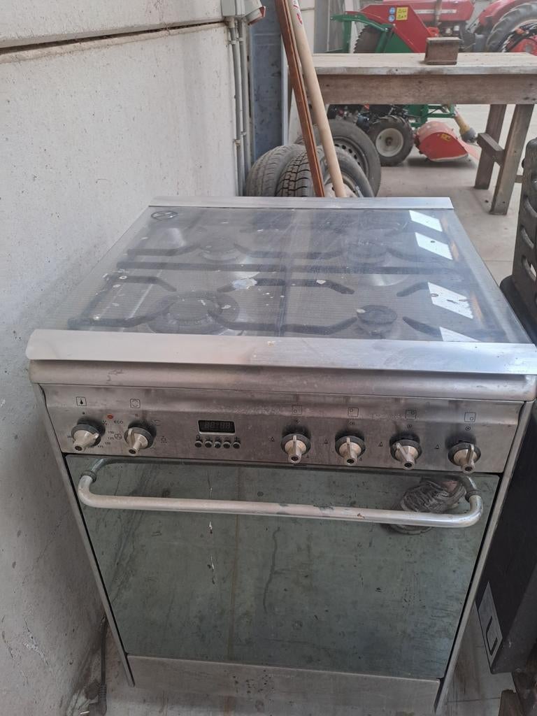 Cuisinière au gaz Smeg avec 4 feux et four., Gaz