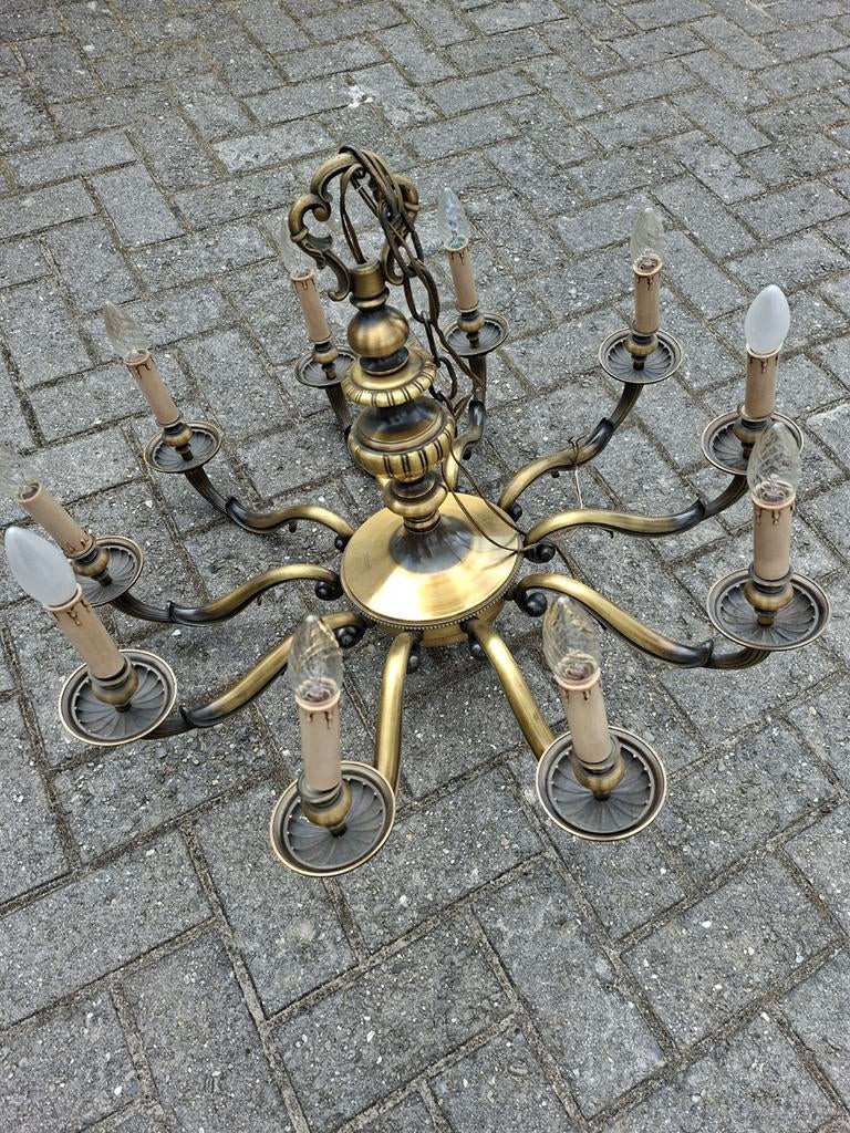 Een aantal koperen lusters zowel zware als lichte, Ophalen