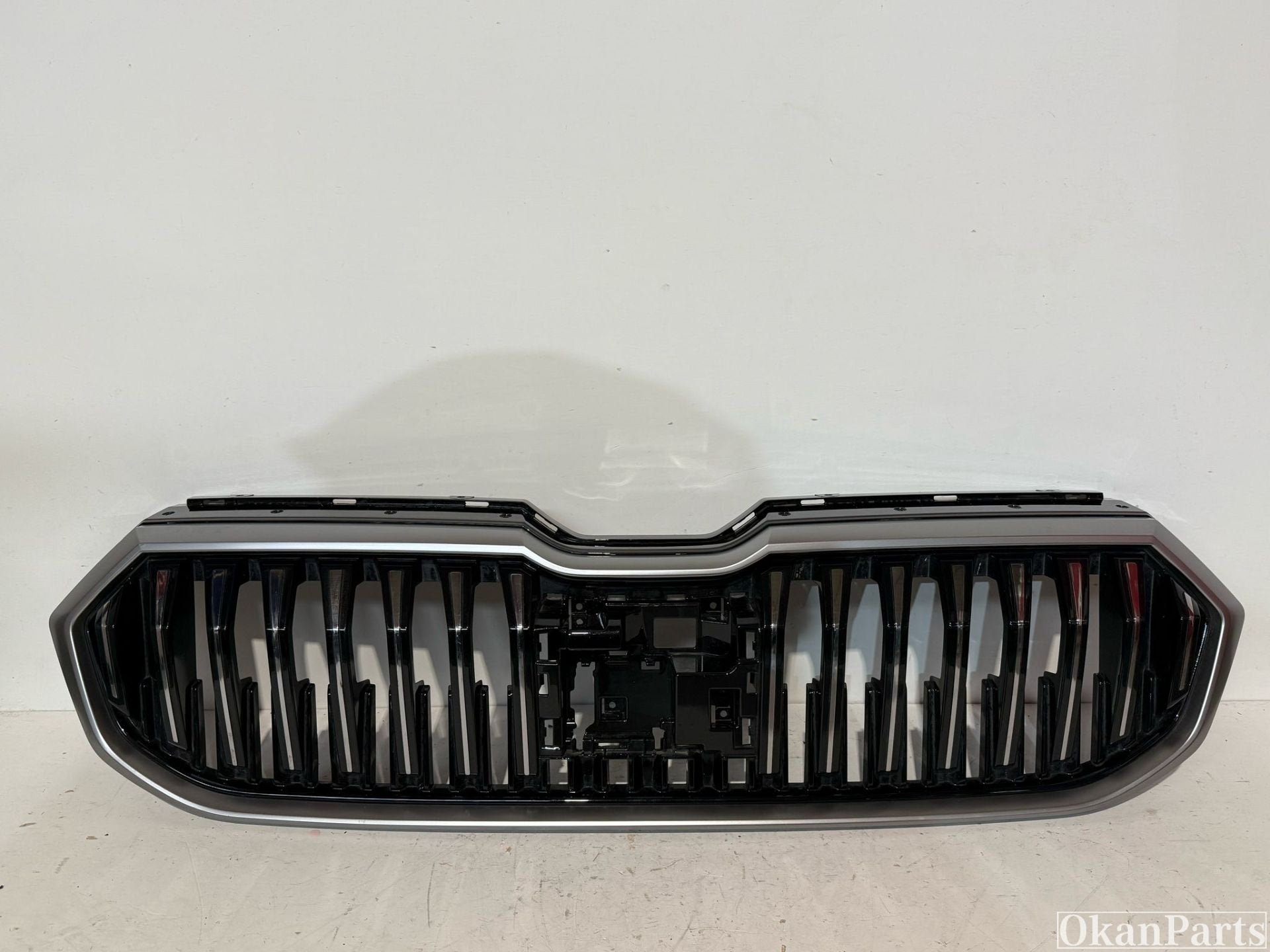 Skoda SuperB IV Grille 3P0853653A, Gebruikt, Voor