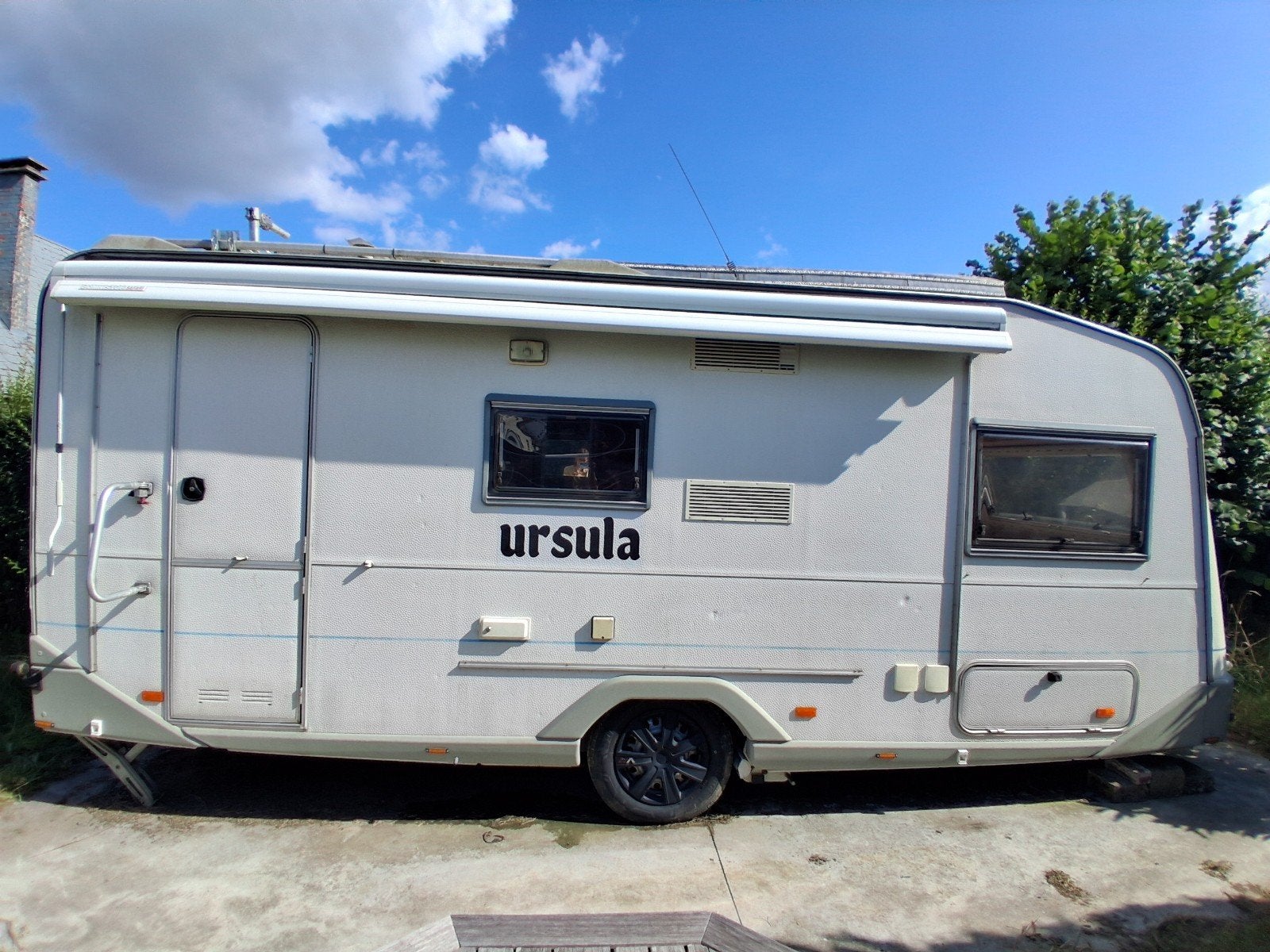 Caravan Knaus met luifel en voortent, Caravans en Kamperen, Vast bed, Tot en met 3, Particulier, 5 tot 6 meter