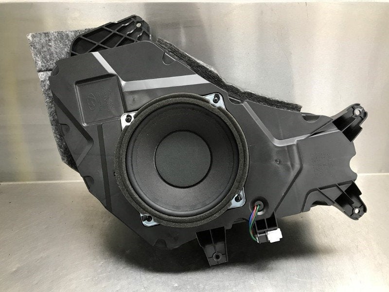 SUBWOOFER Hyundai iX35 (LM) (01-2009/12-2015) (|963802S000|), Hyundai Motor Deutschland GmbH, Kaiserleipromenade 5
63067  Offenbach am Main, DE
