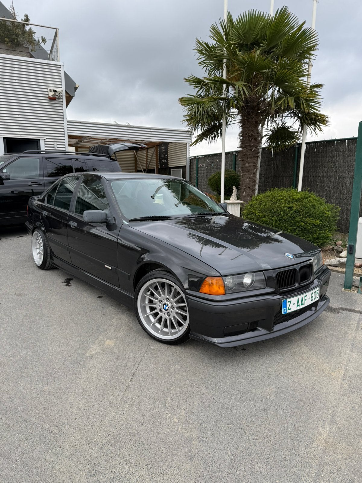 Bmw  318i benzine oldtimer al gekeurd voor verkoop, 4 deurs, Stof, Zwart, Bedrijf