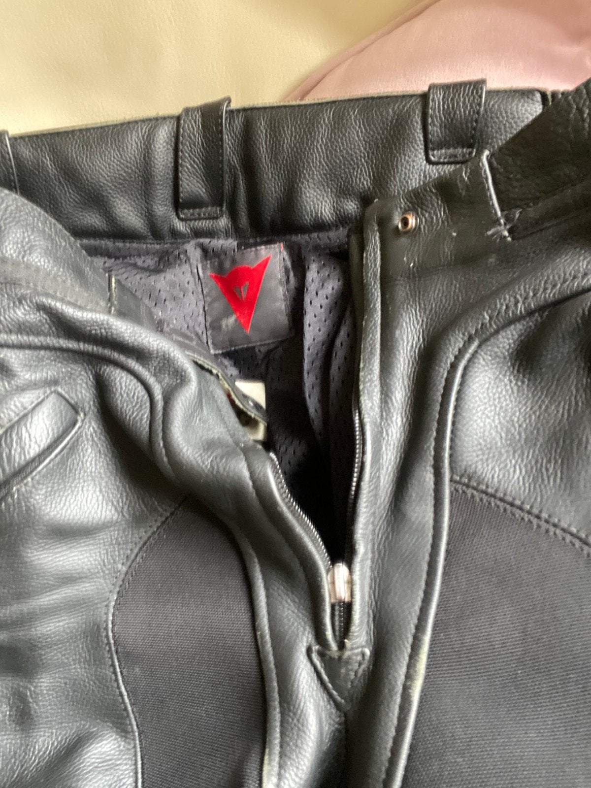 Pantalon Moto en cuir DAINESE -excellent état- Taille 50- m, Motos, Enlèvement ou Envoi, Seconde main, Hommes, Pantalon | cuir