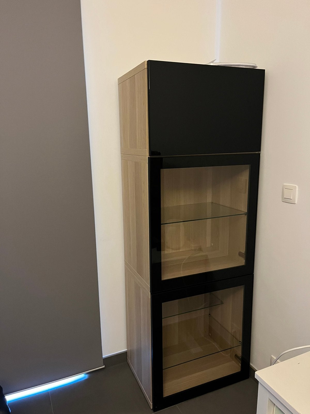 Vitrinekast met glazen legplanken – houtlook/zwart, Ophalen, Met deur(en), 50 tot 100 cm, Zo goed als nieuw