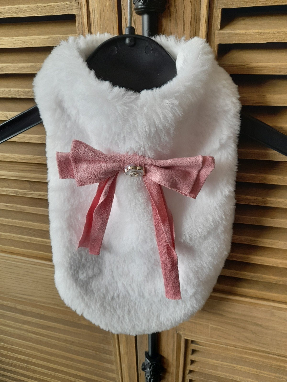 Leuk wit hondenjasje met roze strik op de rugzijde maat M, Dieren en Toebehoren, Hondenkleding, Ophalen, Nieuw, Hondenjas