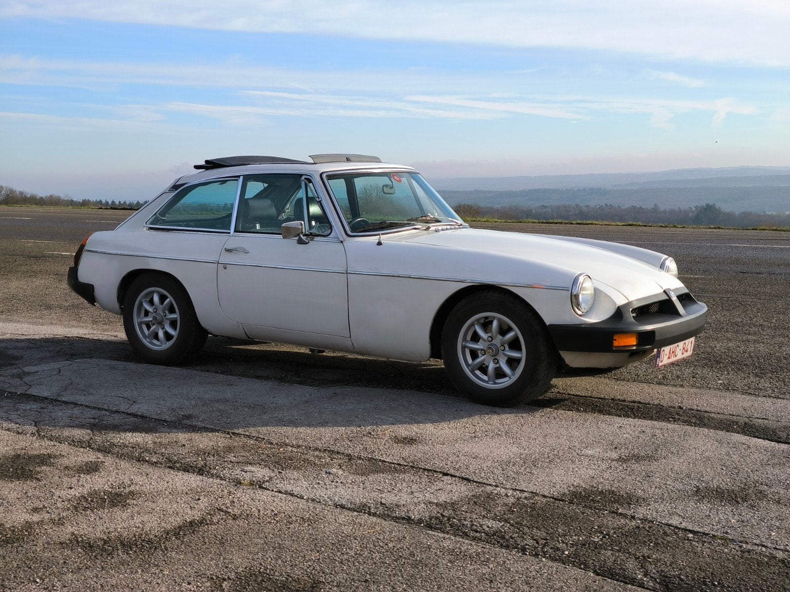 MG B GT 1.8cc Webasto-Overdrive uit 1979, Auto's, Zwart, Zwart, Leder, Bedrijf