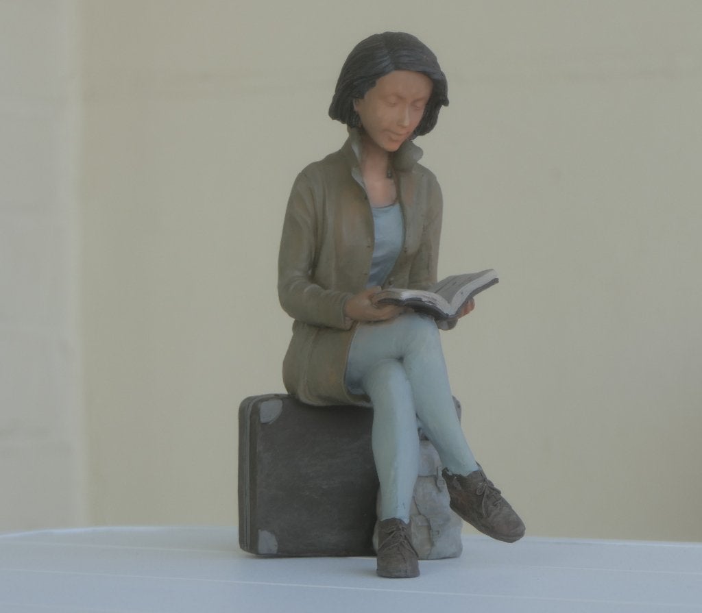 beeldje replica Elisa Montserrat meisje met boek, Ophalen, Zo goed als nieuw, Mens