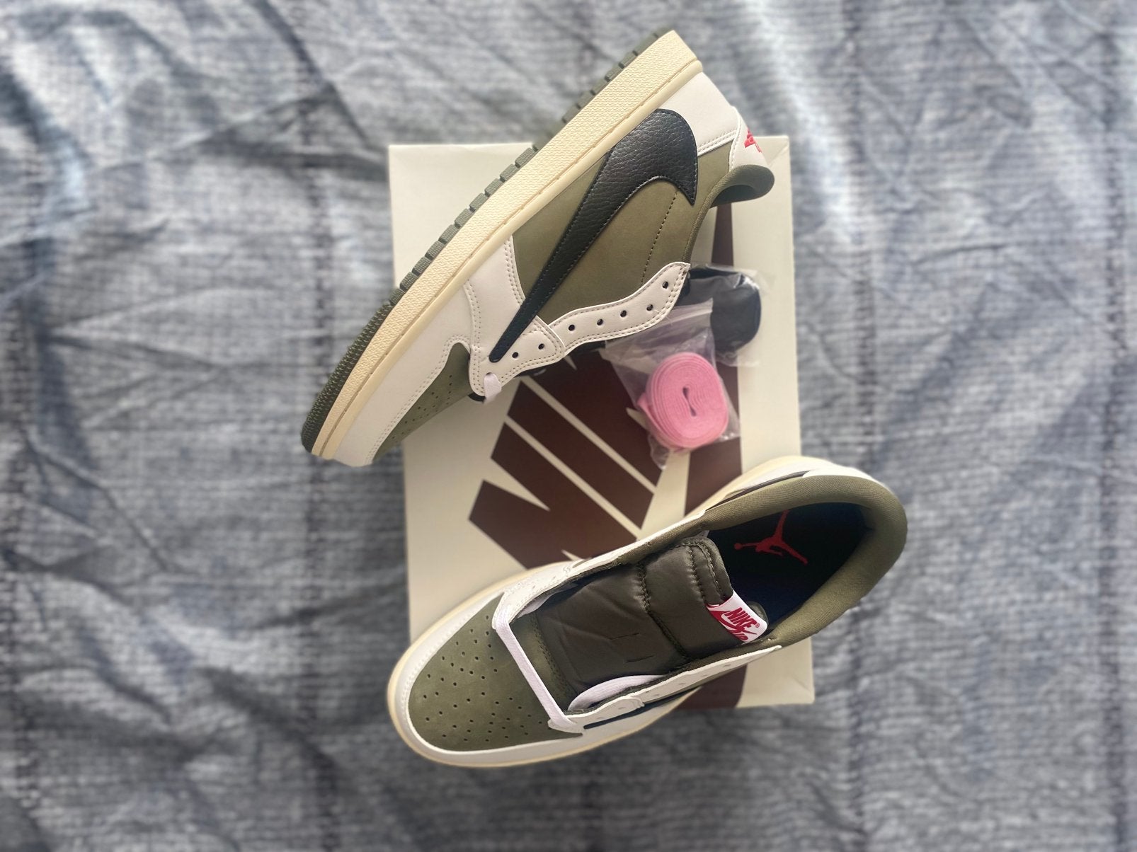 Nike Air Jordan 1 Low Travis Scott Medium Olive, Kleding | Heren, Schoenen, Ophalen of Verzenden, Nieuw, Wit