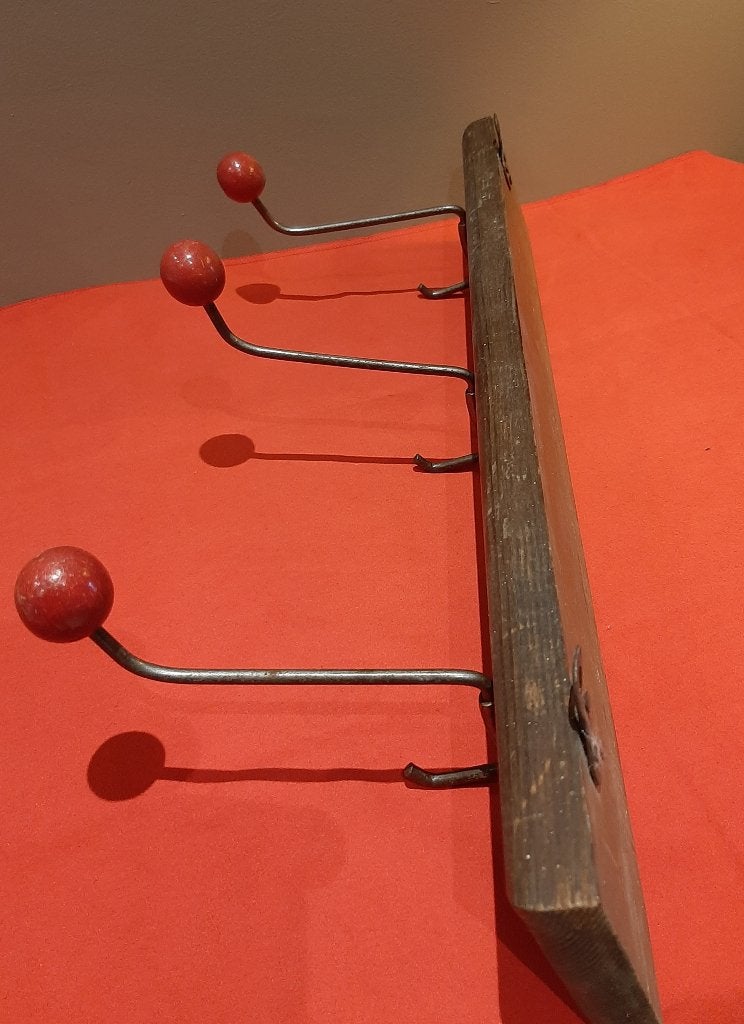 Vintage design kapstok met 3 rode bollen jaren 50, Wandkapstok, Gebruikt, Ophalen of Verzenden, Minder dan 100 cm