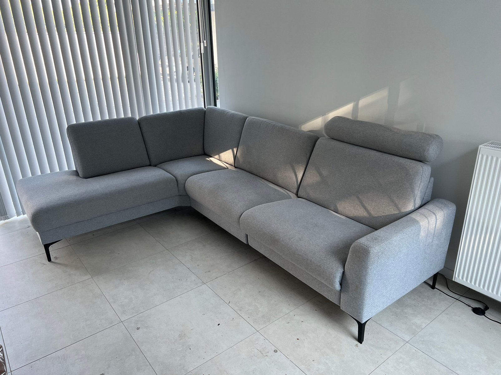 Moderne grijze comfort/elek. hoekbank Dallas (Goossens), Enlèvement, Utilisé, Tissus, Stof fijn geweven lichtgrijs
