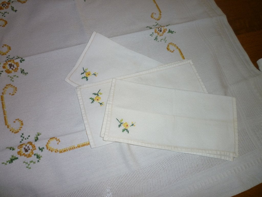 10. Nappe ancienne carrée brodée à la main – 7070 cm, Tafelkleed, Ophalen of Verzenden, Zo goed als nieuw, Geel
