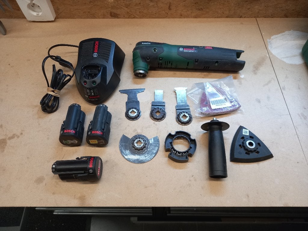 Bosch Universal Multi 12 + 3 batteries + diverses bonnes, Enlèvement ou Envoi, Utilisé